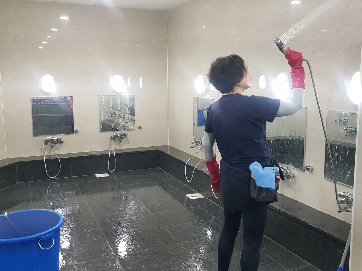 안동시 수상동 목욕탕 탈의실·파우더룸 바닥 위생청소 사례 - 행진크린